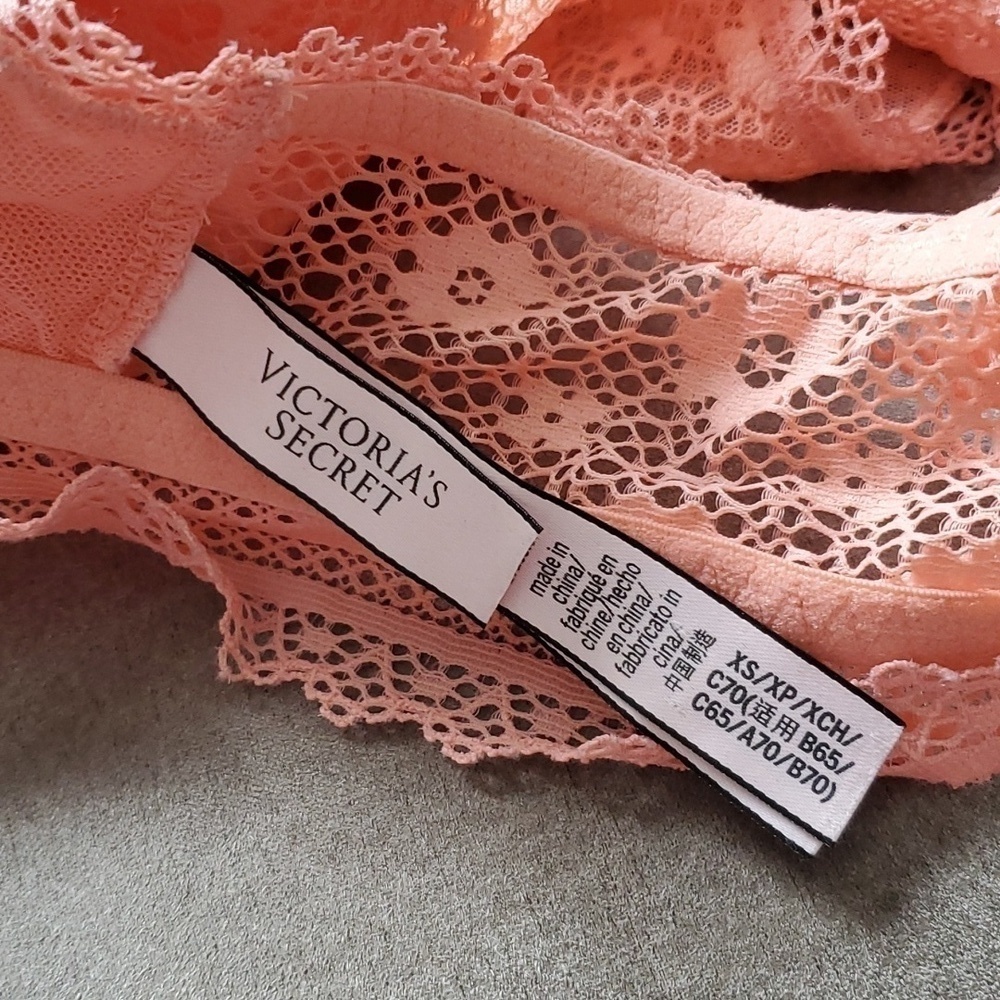 Victoria's Secret Peek-A-Boo Crochet Lace Bralette - Size XS - Peach - Picture 3 of 3